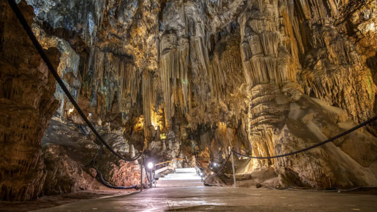 Hang Nerja tại Tây Ban Nha thu hút con người suốt hàng chục nghìn năm. Ảnh: Ana Vanesa Garcia Naranjo