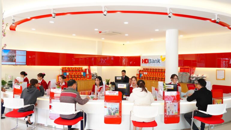 Khách hàng tới giao dịch tại chi nhánh HDBank. Ảnh: