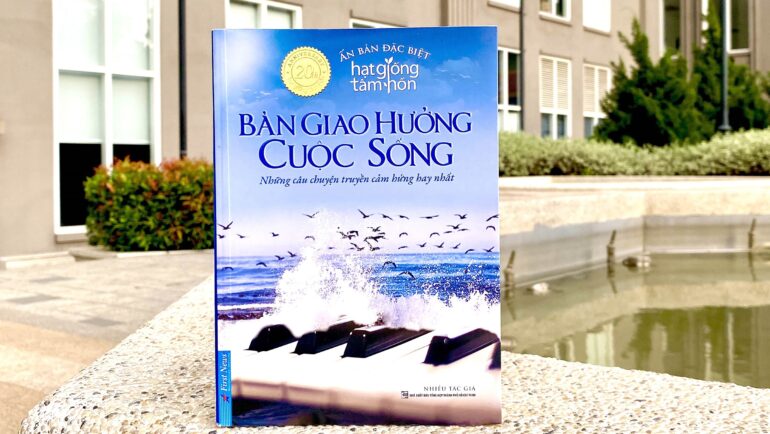 Bìa sách Bản giao hưởng cuộc sống - ẩn bản đặc biệt của Hạt giống tâm hồn, do First News phát hành. Ảnh: First News