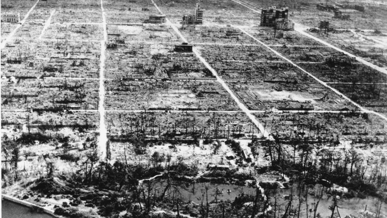 Khung cảnh Hiroshima 8 tháng sau vụ ném bom nguyên tử hôm 6/8/1945. Ảnh: AP.