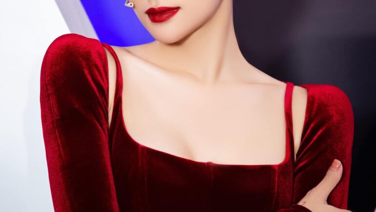 Hoa hậu Hương Giang mặc tôn dáng ghi hình tập 2 sân chơi Đại sứ hoàn mỹ hồi tháng 2. Ảnh: Lê Quốc Khánh