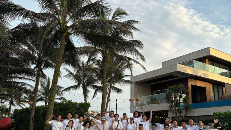 Lee Byung Hun (khoanh tròn) và dàn nghệ sĩ Hàn ở Việt Nam. Ảnh: Instagram/Lee Byung Hun