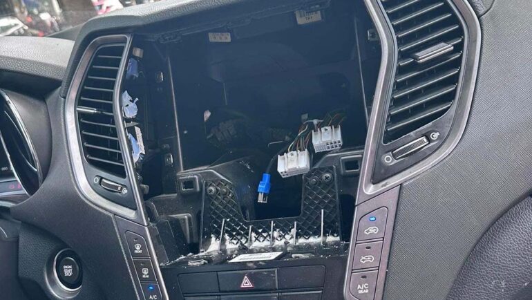 Ôtô bị kẻ gian cạy lấy màn hình. Ảnh: Ngọc Oanh