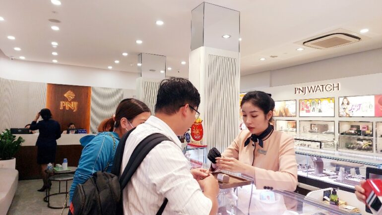 Khách trải nghiệm tại cửa hàng PNJ. Ảnh: Bích Tuyền