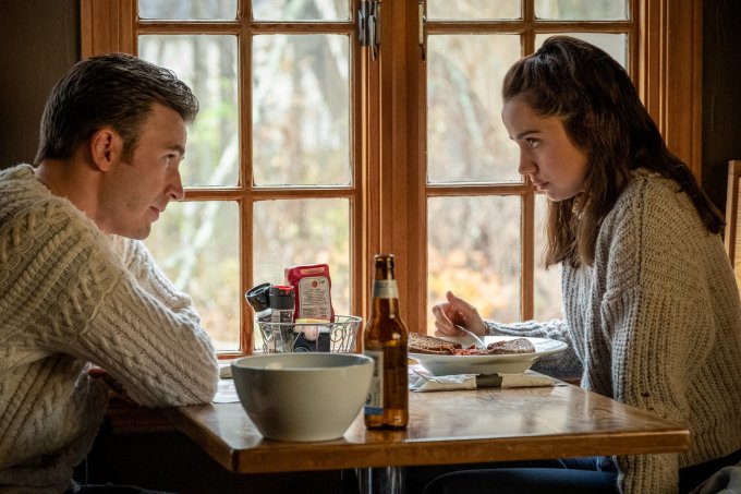 Hai ngôi sao Chris Evans và Ana de Armas trong Knives Out. Ảnh: Lionsgate