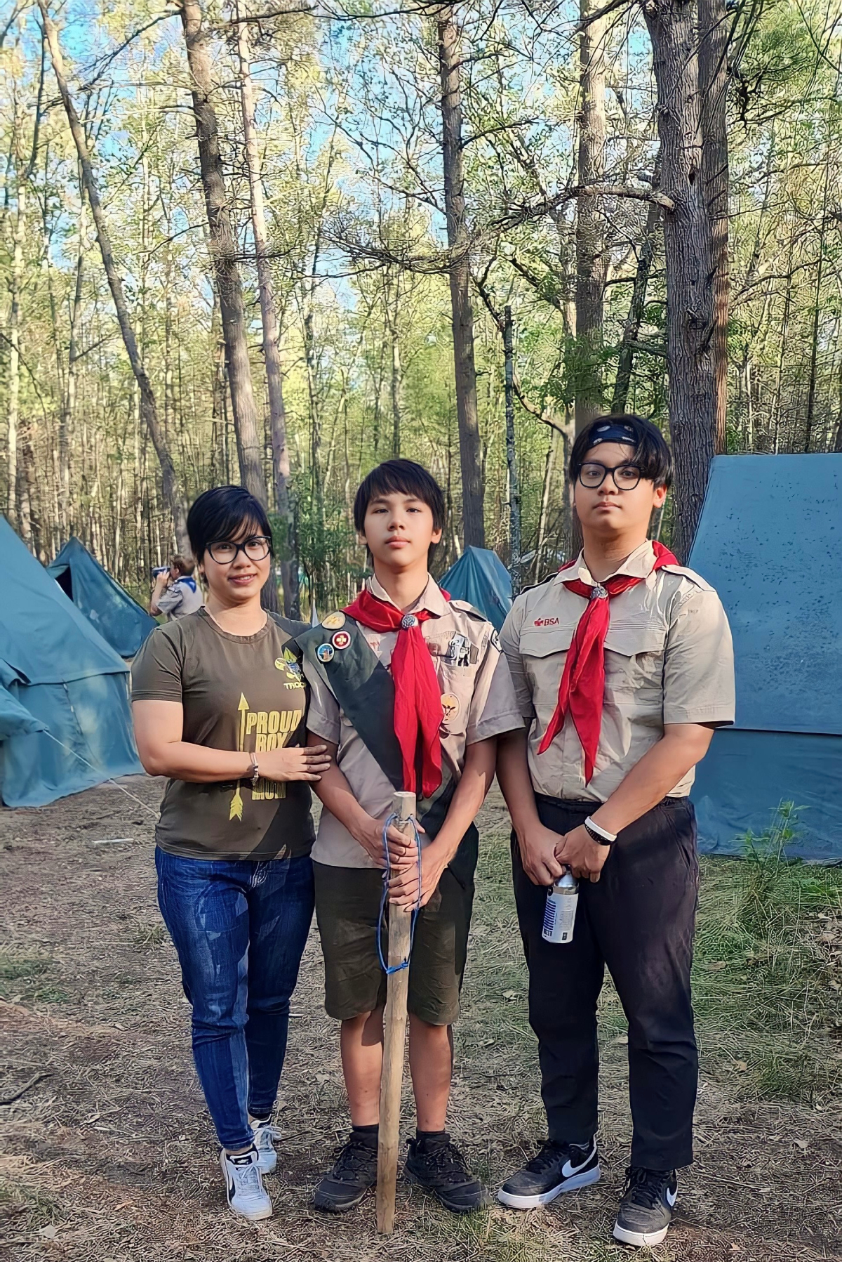 Chị Hồng Liên và hai con Vũ Hà và Lê Minh khi tham gia trại trong rừng 8 ngày đêm tại bang Michigan với học sinh Mỹ, năm 2022. Ảnh: Nhân vật cung cấp