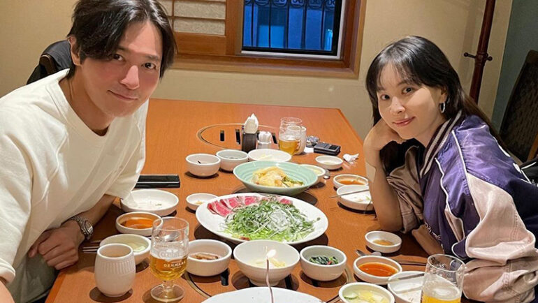 Vợ chồng Jang Dong Gun ở tuổi 51. Ảnh: Instagram/Ko Soyoung