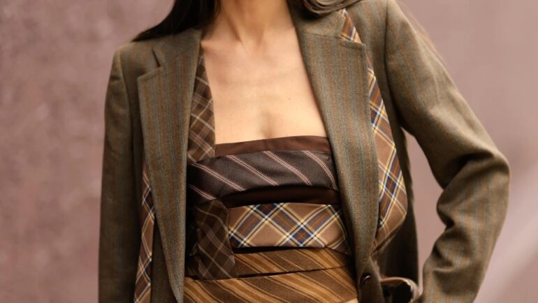 Julia Fox diện áo quây ngực làm từ cà vạt. Ảnh: GC Images