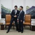 Thủ tướng Canada Justin Trudeau (trái và Chủ tịch Quốc hội Hàn Quốc Kim Jin-pyo gặp nhau tại Seoul ngày 17/5. Ảnh: The Star