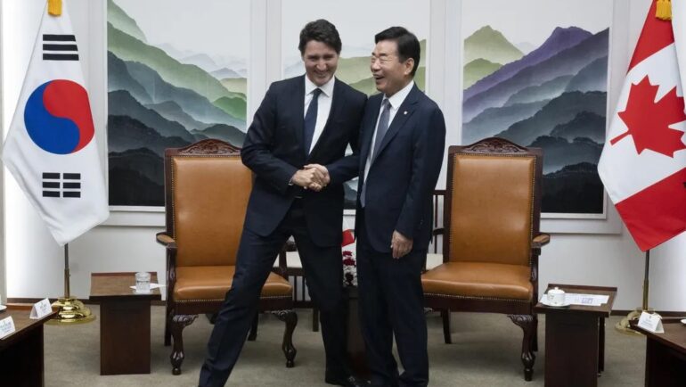 Thủ tướng Canada Justin Trudeau (trái và Chủ tịch Quốc hội Hàn Quốc Kim Jin-pyo gặp nhau tại Seoul ngày 17/5. Ảnh: The Star