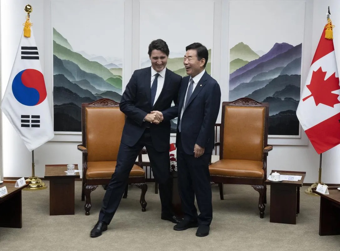 Thủ tướng Canada Justin Trudeau (trái và Chủ tịch Quốc hội Hàn Quốc Kim Jin-pyo gặp nhau tại Seoul ngày 17/5. Ảnh: The Star