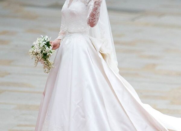 Kate Middleton diện đầm cưới của Alexander McQueen năm 2011. Ảnh: Reuters