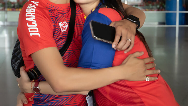 Chồng Khánh Thi - Phan Hiển - đến sân bay Tân Sơn Nhất, sáng 17/5 đón vợ cũng như chúc mừng đội tuyển dancesport - breaking Việt Nam.. Ảnh: Bill