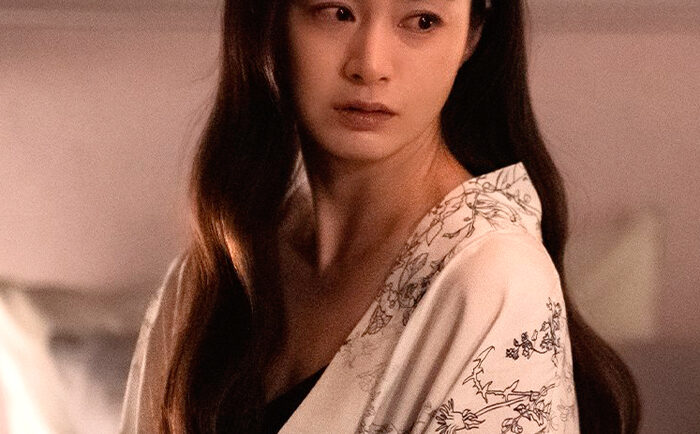 Người đẹp nhận chú ý của nhiều khán giả khi chuẩn bị ra mắt phim kinh dị Lies Hidden in My Garden. Cô đóng Moon Joo Ran, người vợ nội trợ sống trong ngôi nhà có vườn hoa. Bề ngoài, cuộc sống của gia đình Moon Joo Ran sung túc, được nhiều người ngưỡng mộ. Từ khi ngửi thấy mùi lạ trong vườn, cuộc sống của Moon Joo Ran bị xáo trộn.