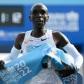 Kipchoge trong khoảnh khắc về đich, lập kỷ lục thế giới với 2 giờ 1 phút 9 giây tại Berlin Marathon ngày 25/9/2022. Ảnh: AP