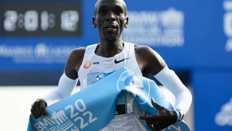 Kipchoge trong khoảnh khắc về đich, lập kỷ lục thế giới với 2 giờ 1 phút 9 giây tại Berlin Marathon ngày 25/9/2022. Ảnh: AP