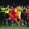 Komang Agung (số 4) và thủ môn Soponwit Rakyart (áo vàng) đánh nhau sau khi tỷ số được nâng lên 3-2. Ảnh: AFP