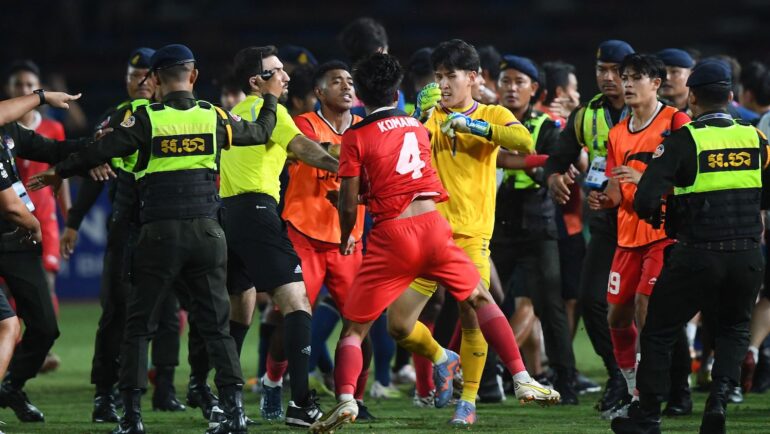 Komang Agung (số 4) và thủ môn Soponwit Rakyart (áo vàng) đánh nhau sau khi tỷ số được nâng lên 3-2. Ảnh: AFP