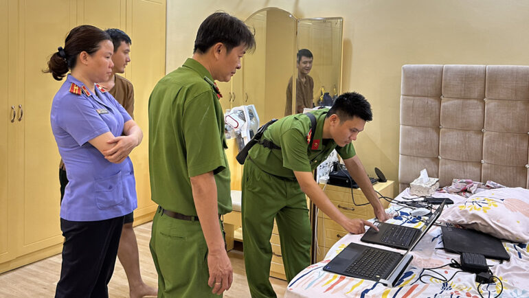 Cảnh sát khám xét các nghi can. Ảnh: Tường Vân