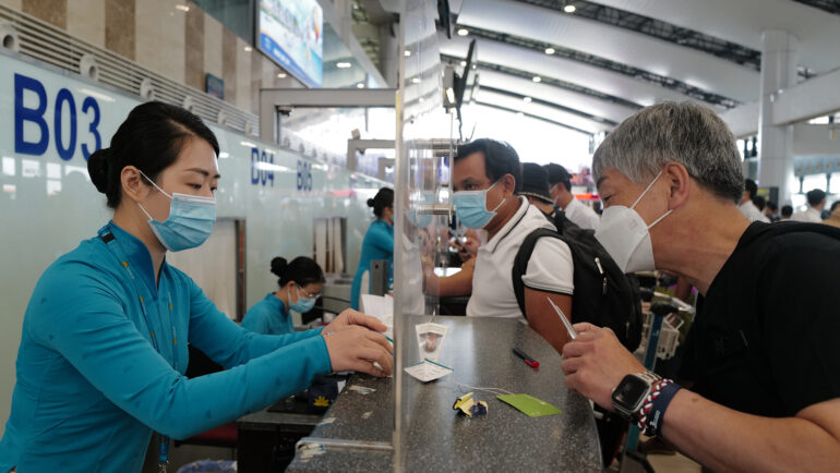 Hành khách làm thủ tục bay tại Nội Bài. Ảnh: Ngọc Thành.