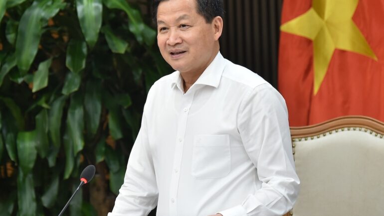 Phó thủ tướng Lê Minh Khái phát biểu tại cuộc họp chiều 24/5. Ảnh: VGP