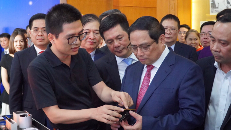 Thủ tướng Phạm Minh Chính tìm hiểu sản phẩm của Lumi Việt Nam tại gian hàng. Ảnh: Lumi Việt Nam