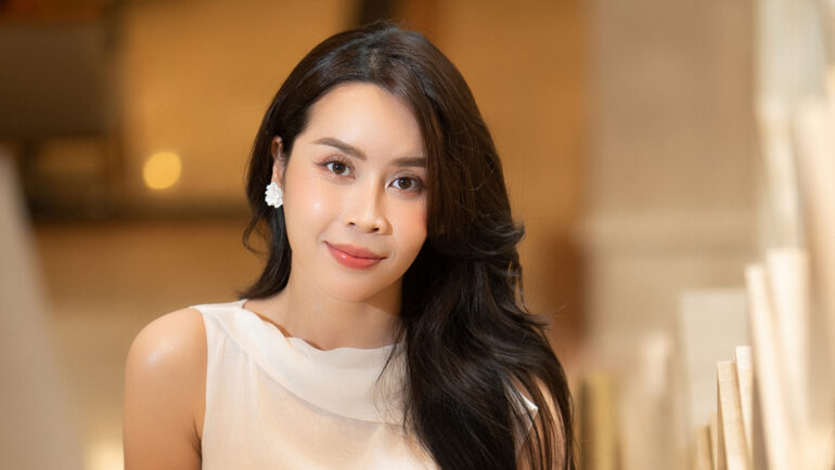 Ca sĩ Lưu Hương Giang tại sự kiện ra mắt album mới chiều 10/5. Ảnh: Jessica