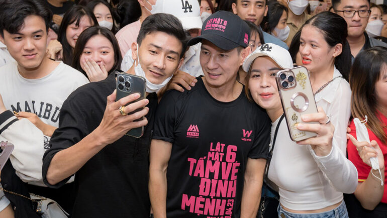 Khán giả vây quanh Lý Hải khi anh cùng êkíp về các tỉnh giao lưu giữa tháng 5. Ảnh: Lê Tuấn