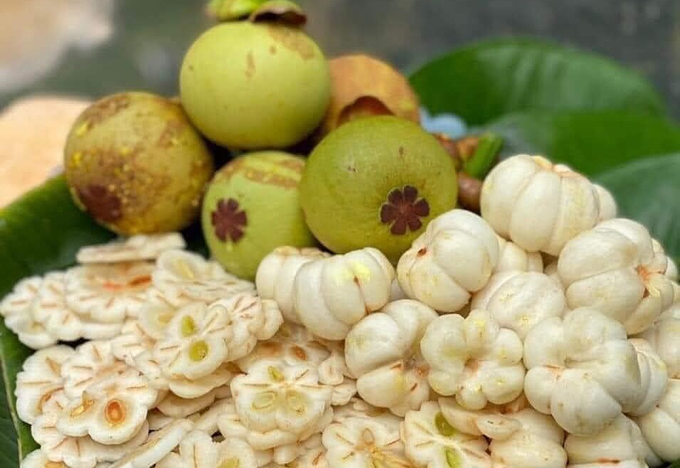 Măng cụt xanh được các cửa hàng sơ chế để bán cho khách hàng ở TP HCM. Ảnh: Kim Ngân