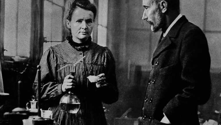 Marie Curie cùng chồng, Pierre Curie. Ảnh: Wikimedia