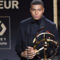 Mbappe giành danh hiệu Cầu thủ hay nhất Ligue 1 mùa 2022-2023 tối 28/5. Ảnh: Icon Sport