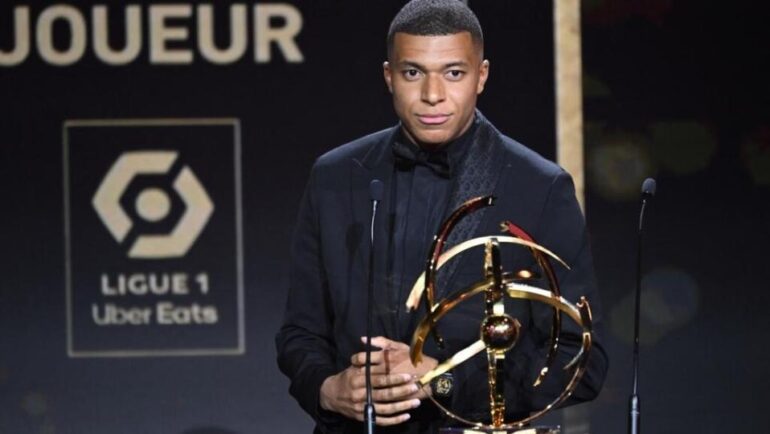 Mbappe giành danh hiệu Cầu thủ hay nhất Ligue 1 mùa 2022-2023 tối 28/5. Ảnh: Icon Sport