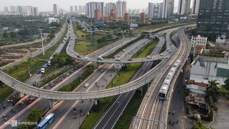 Đoàn tàu của Metro số chạy thử đoạn trên cao qua khu vực đô thị ở TP Thủ Đức, tháng 4/2022. Ảnh: Đình Văn