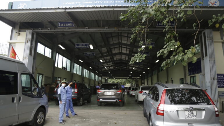 Đăng kiểm xe tại một đơn vị ở Hà Nội. Ảnh: Ngọc Thành