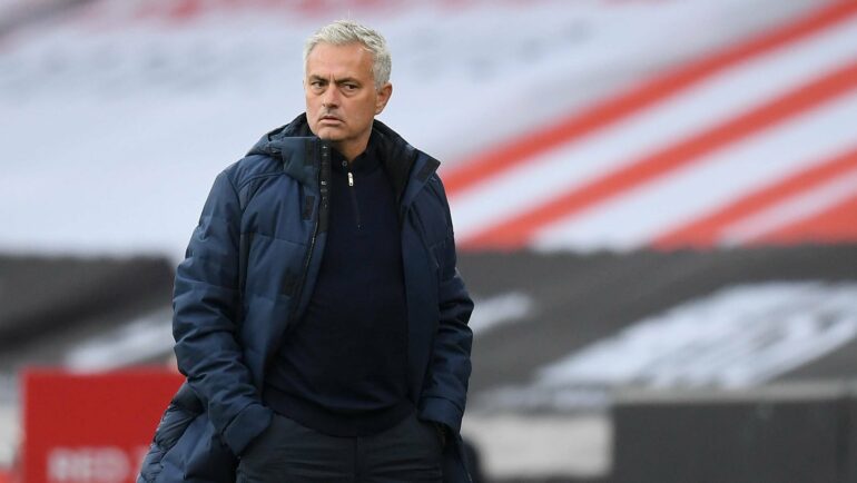 Mourinho dẫn Tottenham trong trận gặp chủ nhà Sheffield United ở Ngoại hạng Anh tháng 7/2020. Ảnh: Reuters