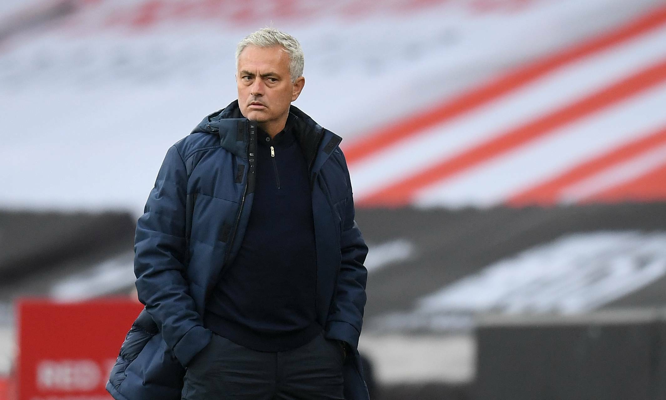 Mourinho dẫn Tottenham trong trận gặp chủ nhà Sheffield United ở Ngoại hạng Anh tháng 7/2020. Ảnh: Reuters