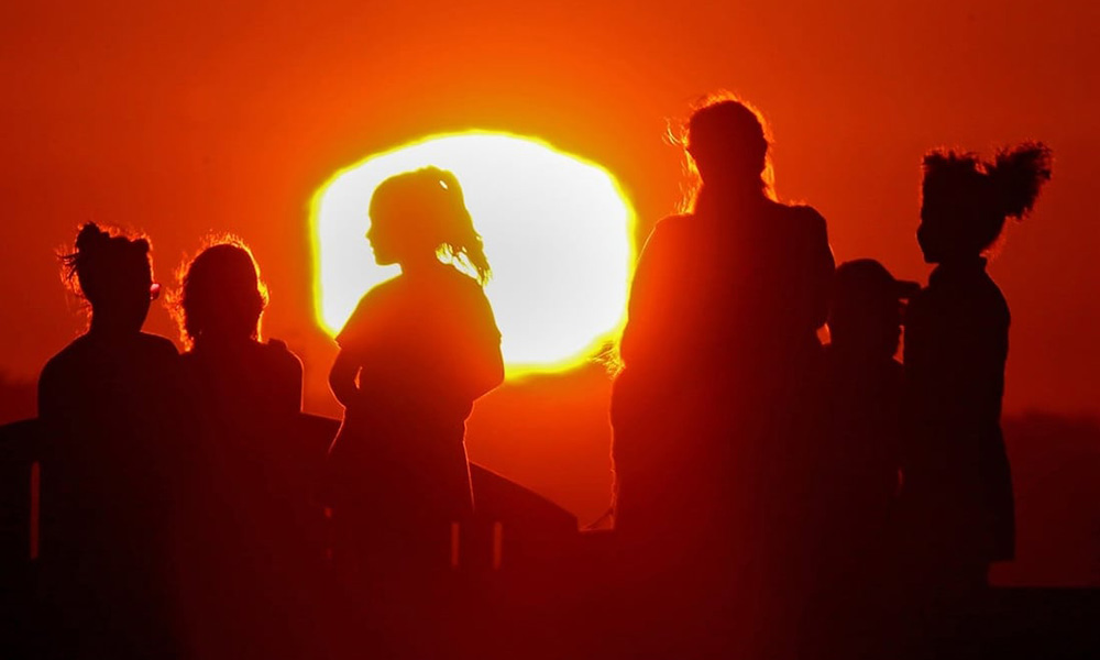 Hàng tỷ người có thể tiếp xúc với mức nắng nóng nguy hiểm cuối thế kỷ này.  Ảnh: Los Angeles Times/TNS