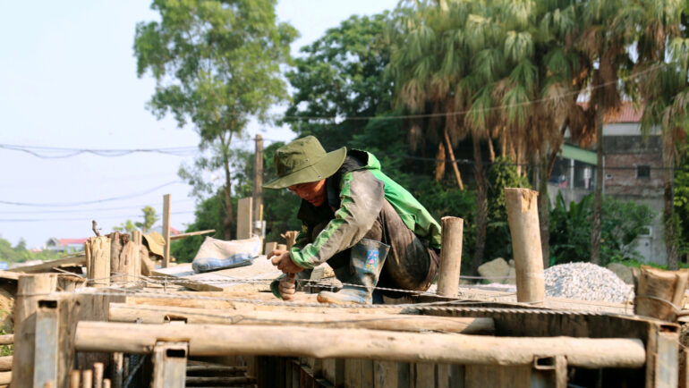 Công nhân thi công đường Lê Duẩn kéo dài, đoạn qua TP Hà Tĩnh giữa trưa nắng. Ảnh: Đức Hùng