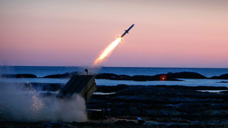 Hệ thống NASAMS khai hỏa trong một đợt thử nghiệm. Ảnh: Raytheon.