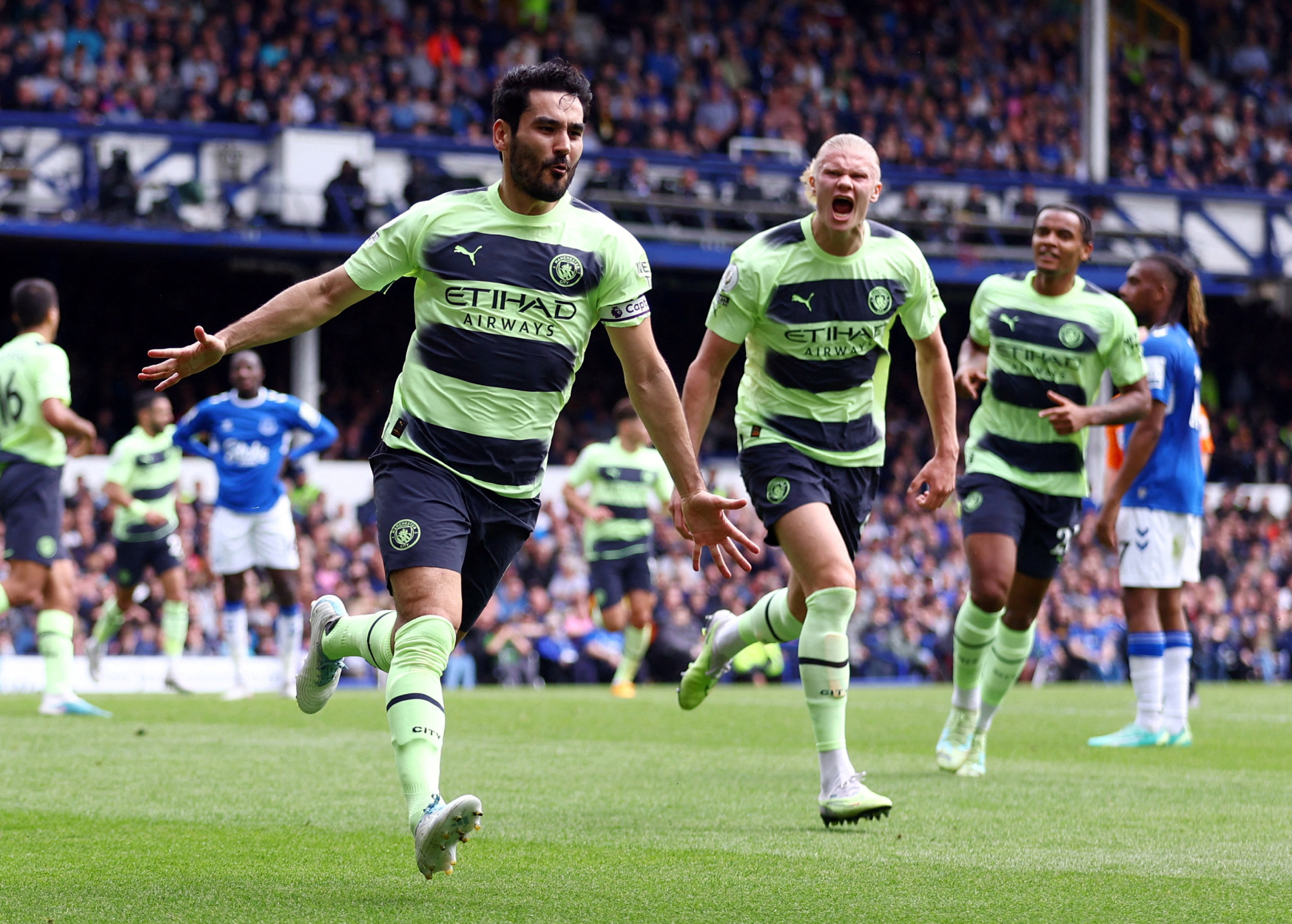 Haaland (tóc vàng) mừng bàn cùng đồng đội trong trận Man City thắng Everton 3-0 hôm 14/5. Ảnh: Reuters