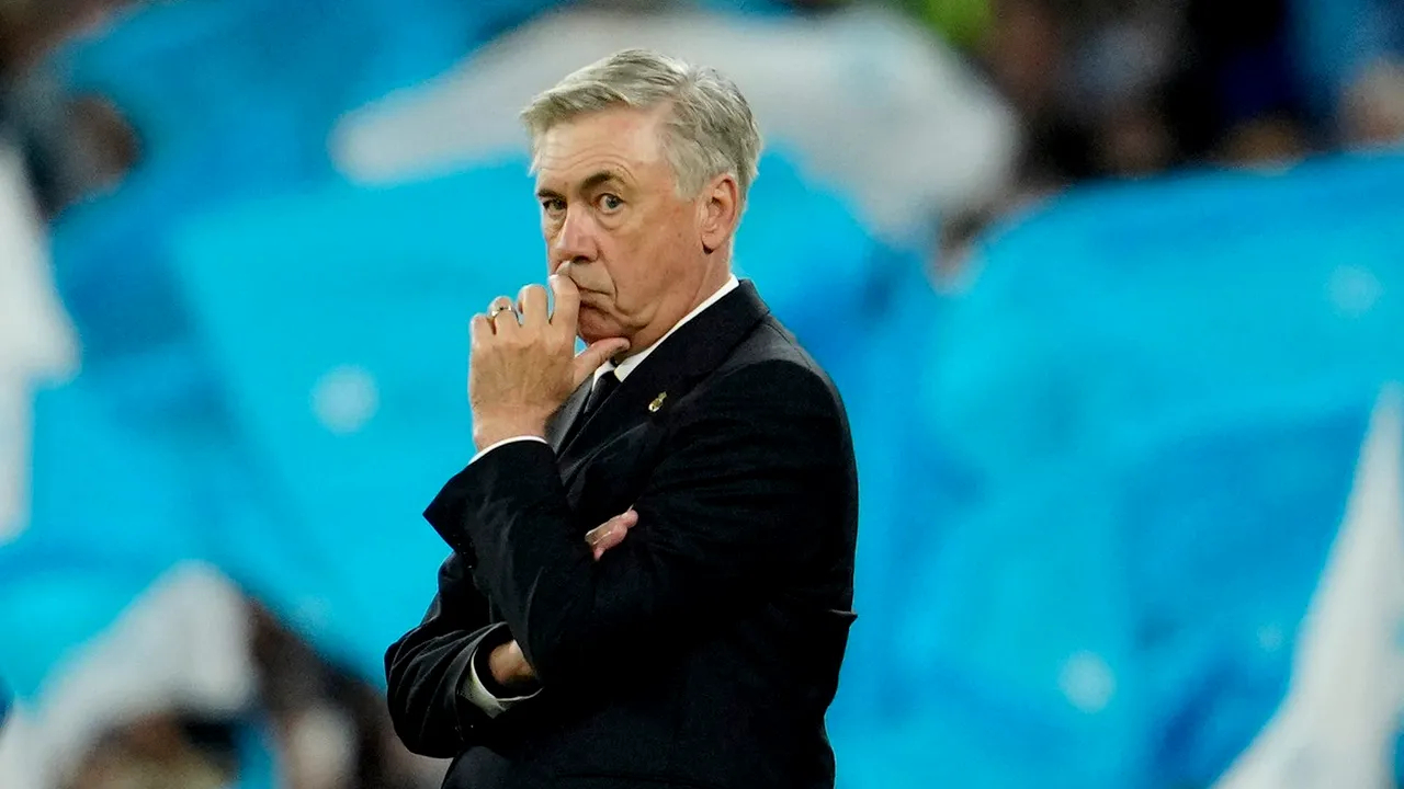 Ancelotti trầm ngâm trong trận thua Man City 0-4 tối 17/5. Ảnh: EFE