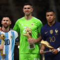 Messi (trái) cầm Quả Bóng Vàng World Cup 2022 bên cạnh Martinez và Mbappe, sau trận chung kết hôm 18/12. Ảnh: Reuters