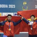 Nguyễn Huy Hoàng (trái) và tấm huy chương vàng SEA Games 32. Ảnh: Hiếu Lương