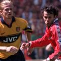 Giggs trong một lần cùng Man Utd đấu Arsenal của Petit ở Ngoại hạng Anh cuối những năm 1990.