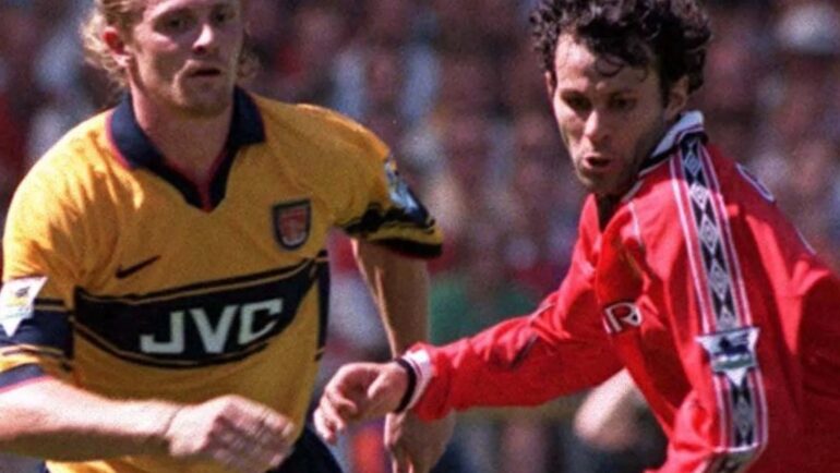 Giggs trong một lần cùng Man Utd đấu Arsenal của Petit ở Ngoại hạng Anh cuối những năm 1990.