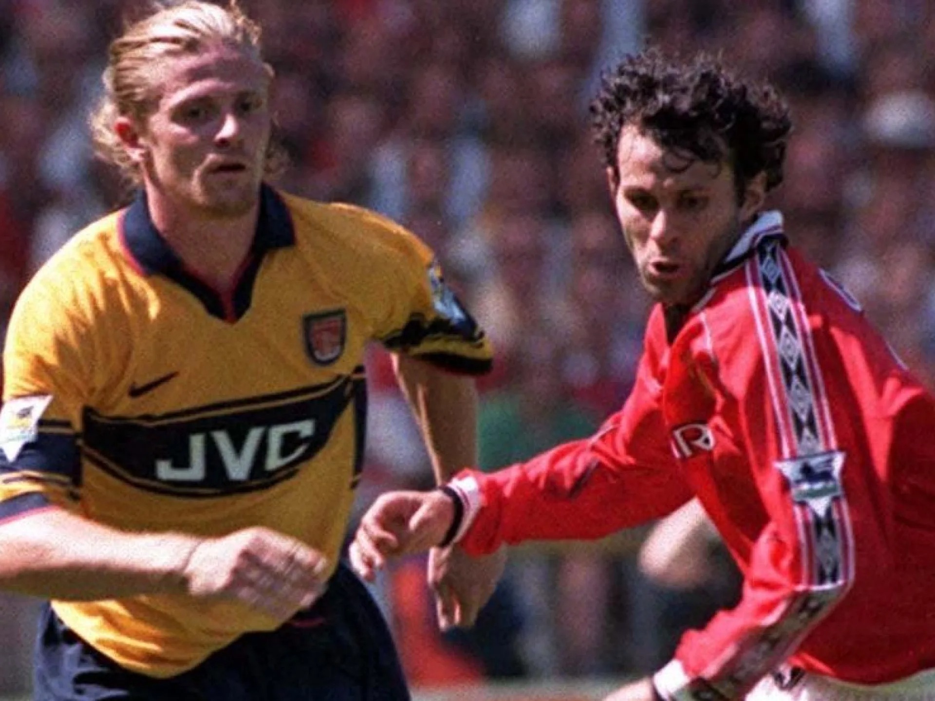 Giggs trong một lần cùng Man Utd đấu Arsenal của Petit ở Ngoại hạng Anh cuối những năm 1990.