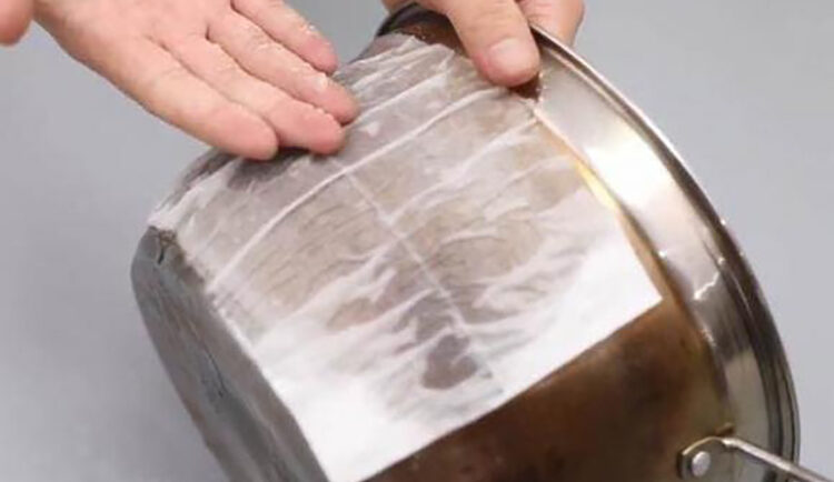 Khăn giấy thấm dung dịch phủ lên nồi inox có tác dụng kéo dài thời gian thẩm thấu. Ảnh: aboluowang