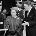 Nữ hoàng Elizabeth II (phải) và cựu tổng thống Mỹ Ronald Reagan tại California hồi tháng 3/1983. Ảnh: AP