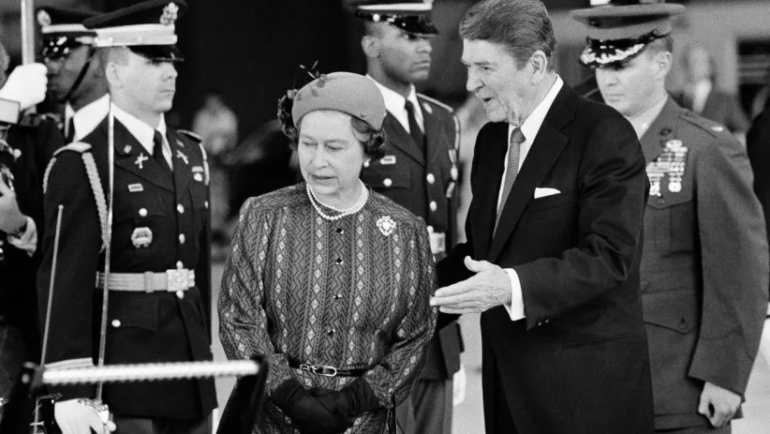 Nữ hoàng Elizabeth II (phải) và cựu tổng thống Mỹ Ronald Reagan tại California hồi tháng 3/1983. Ảnh: AP