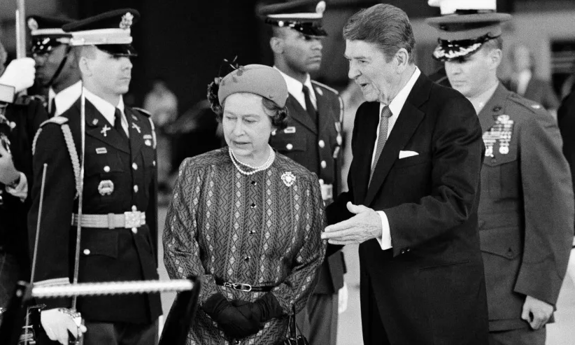 Nữ hoàng Elizabeth II (phải) và cựu tổng thống Mỹ Ronald Reagan tại California hồi tháng 3/1983. Ảnh: AP